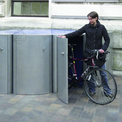 Parkings vélo aux gares de Court-Saint-Etienne ?
